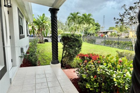 House in Fort Lauderdale, Florida 3 bedrooms, 85.93 sq.m. № 1227933 - photo 8