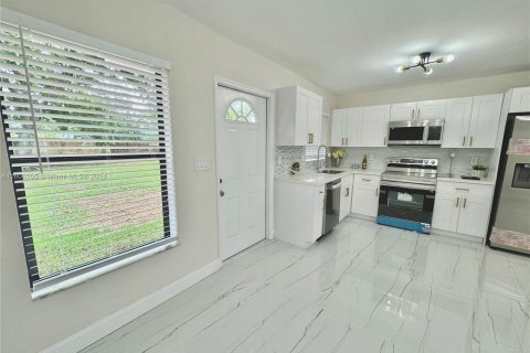 House in Fort Lauderdale, Florida 3 bedrooms, 85.93 sq.m. № 1227933 - photo 20