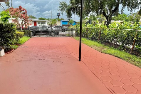 House in Fort Lauderdale, Florida 3 bedrooms, 85.93 sq.m. № 1227933 - photo 10