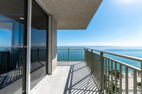 Condominio en alquiler en Hallandale Beach, Florida, 3 dormitorios, 134.71 m2 № 1076444 - foto 1