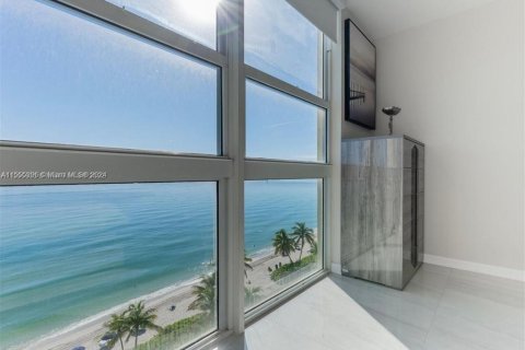 Condominio en alquiler en Hallandale Beach, Florida, 3 dormitorios, 134.71 m2 № 1076444 - foto 4