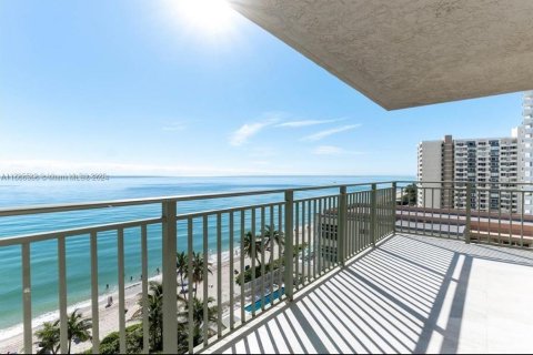 Condominio en alquiler en Hallandale Beach, Florida, 3 dormitorios, 134.71 m2 № 1076444 - foto 2