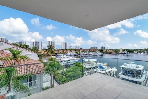 Adosado en venta en Aventura, Florida, 4 dormitorios, 357.58 m2 № 1325958 - foto 8