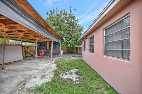 Casa en venta en Lauderdale Lakes, Florida, 3 dormitorios, 147.53 m2 № 1021966 - foto 1