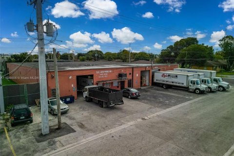 Commercial property in Hialeah, Florida № 1021821 - photo 9