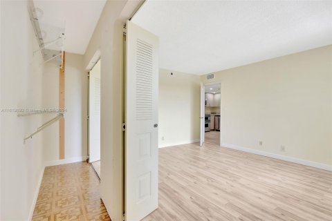 Condo in Davie, Florida, 1 bedroom  № 1240955 - photo 15