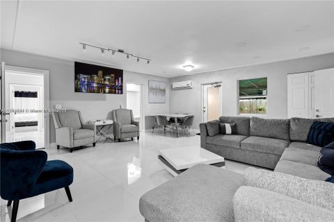 House in Miami, Florida 10 bedrooms, 283.35 sq.m. № 1037645 - photo 7