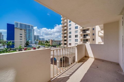 Condominio en venta en Hallandale Beach, Florida, 2 dormitorios, 158.86 m2 № 1037859 - foto 25