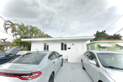 House in Miami, Florida 5 bedrooms, 140.1 sq.m. № 1241463 - photo 14