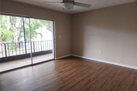 Condo in Miami, Florida, 2 bedrooms  № 1271095 - photo 8