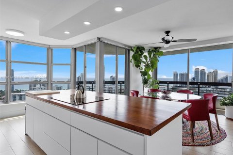 Condo in Aventura, Florida, 2 bedrooms  № 1271124 - photo 14