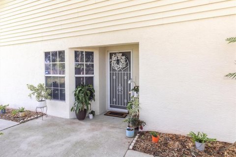 Condo in New Port Richey, Florida, 2 bedrooms  № 1244646 - photo 3