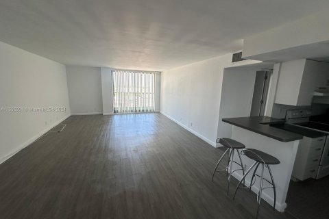 Condo in Miami Beach, Florida, 1 bedroom  № 1431463 - photo 4