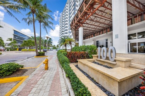 Condo in Miami Beach, Florida, 1 bedroom  № 1431465 - photo 27