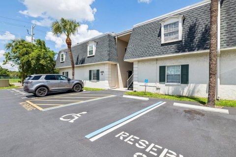 Condo in Tampa, Florida, 1 bedroom  № 1343305 - photo 1