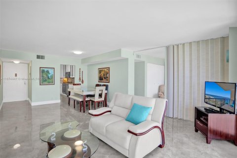 Condo in Hollywood, Florida, 2 bedrooms  № 1397802 - photo 18