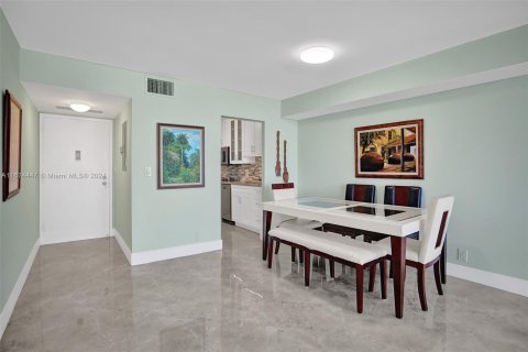 Condo in Hollywood, Florida, 2 bedrooms  № 1397802 - photo 5