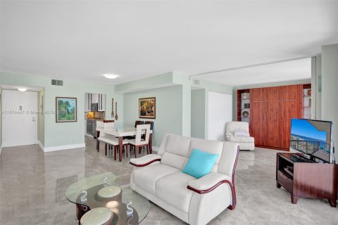 Condo in Hollywood, Florida, 2 bedrooms  № 1397802 - photo 9