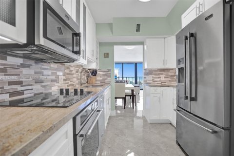 Condo in Hollywood, Florida, 2 bedrooms  № 1397802 - photo 23