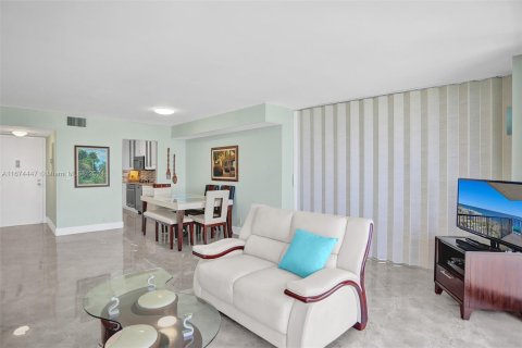 Condo in Hollywood, Florida, 2 bedrooms  № 1397802 - photo 15