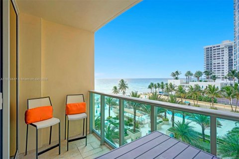 Condo in Hollywood, Florida, 2 bedrooms  № 1397802 - photo 1