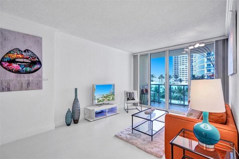 Condo in Hollywood, Florida, 2 bedrooms  № 1397802 - photo 2