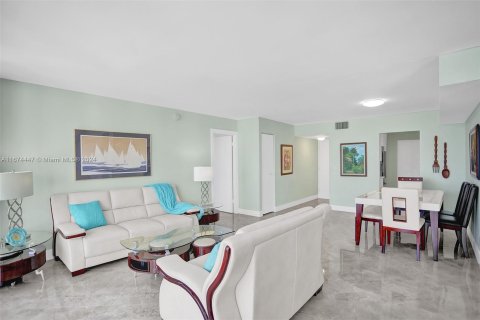 Condo in Hollywood, Florida, 2 bedrooms  № 1397802 - photo 10