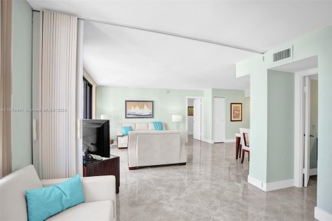 Condo in Hollywood, Florida, 2 bedrooms  № 1397802 - photo 12