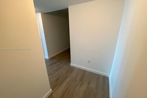 Condo in Miami, Florida, 1 bedroom  № 1397800 - photo 2