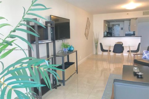 Condo in Miami, Florida, 1 bedroom  № 1383656 - photo 4