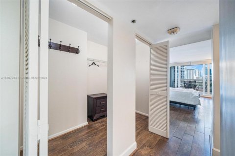 Condo in Miami, Florida, 1 bedroom  № 1383656 - photo 23