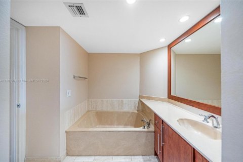 Condo in Miami, Florida, 1 bedroom  № 1383656 - photo 22