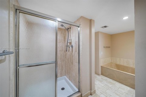 Condo in Miami, Florida, 1 bedroom  № 1383656 - photo 21