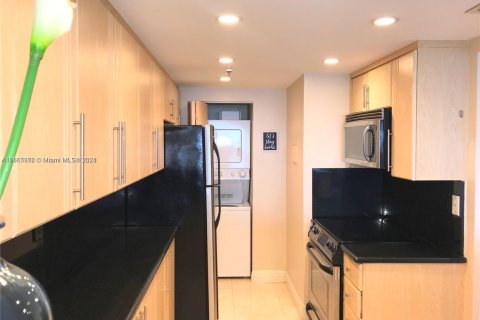 Condo in Miami, Florida, 1 bedroom  № 1383656 - photo 6