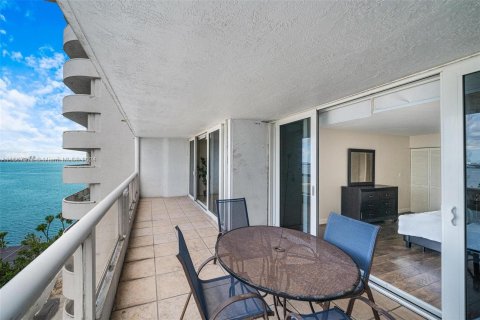 Condo in Miami, Florida, 1 bedroom  № 1383656 - photo 24