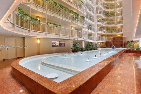 Condo in Miami, Florida, 1 bedroom  № 1383656 - photo 10