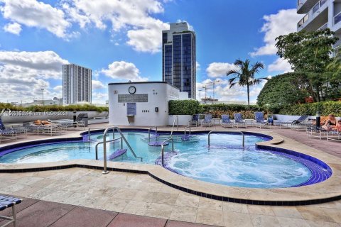 Condo in Miami, Florida, 1 bedroom  № 1383656 - photo 15