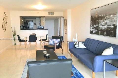 Condo in Miami, Florida, 1 bedroom  № 1383656 - photo 3