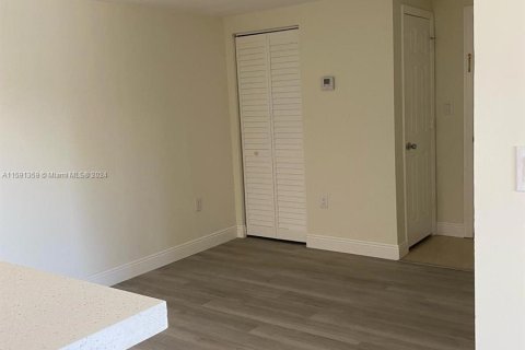 Condo in Pembroke Pines, Florida, 2 bedrooms  № 1187426 - photo 8