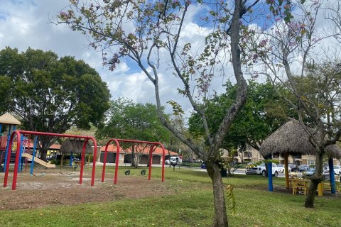 Condo in Pembroke Pines, Florida, 2 bedrooms  № 1187426 - photo 27