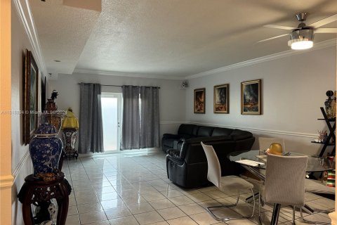 Copropriété à vendre à Hialeah Gardens, Floride: 2 chambres, 106.84 m2 № 1240560 - photo 2