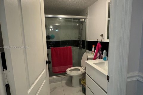 Condo in Hialeah Gardens, Florida, 2 bedrooms  № 1240560 - photo 11