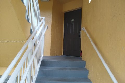 Condo in Pembroke Pines, Florida, 2 bedrooms  № 1058245 - photo 15