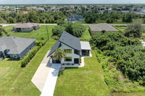 Villa ou maison à vendre à Port Charlotte, Floride: 4 chambres, 179.67 m2 № 1359480 - photo 1