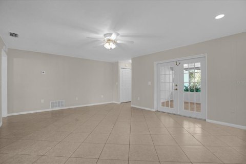 House in Belle Isle, Florida 3 bedrooms, 185.53 sq.m. № 1302411 - photo 15