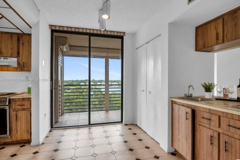 Condo in Pembroke Pines, Florida, 2 bedrooms  № 1420131 - photo 13