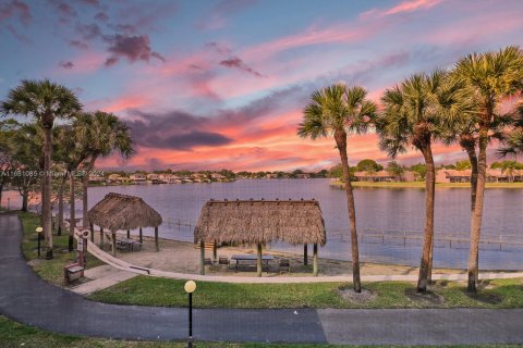 Condo in Pembroke Pines, Florida, 2 bedrooms  № 1420131 - photo 24