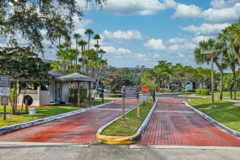 Condo in Pembroke Pines, Florida, 2 bedrooms  № 1420131 - photo 3