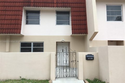 Townhouse in Lauderhill, Florida 3 bedrooms, 147.71 sq.m. № 1054230 - photo 1