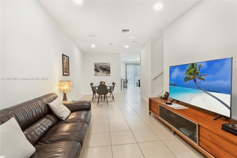 Townhouse in Miami, Florida 3 bedrooms, 165.09 sq.m. № 1078906 - photo 3